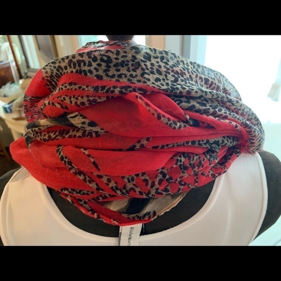 Giraffe theme scarf in red and black with a giraffe brooch gold tone brushed - Picture 5 of 8